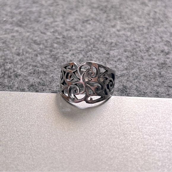 Sterling Silver ornate ring - Picture 1 of 3